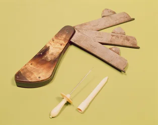 Aderlassmesser mit drei Klingen und Lanzettenstift mit Elfenbeingriff und -abdeckung, ca. 1790